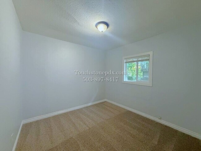 Building Photo - Brentwood-Darlington 2 Bed Apartment with Classic Charm and Parking
