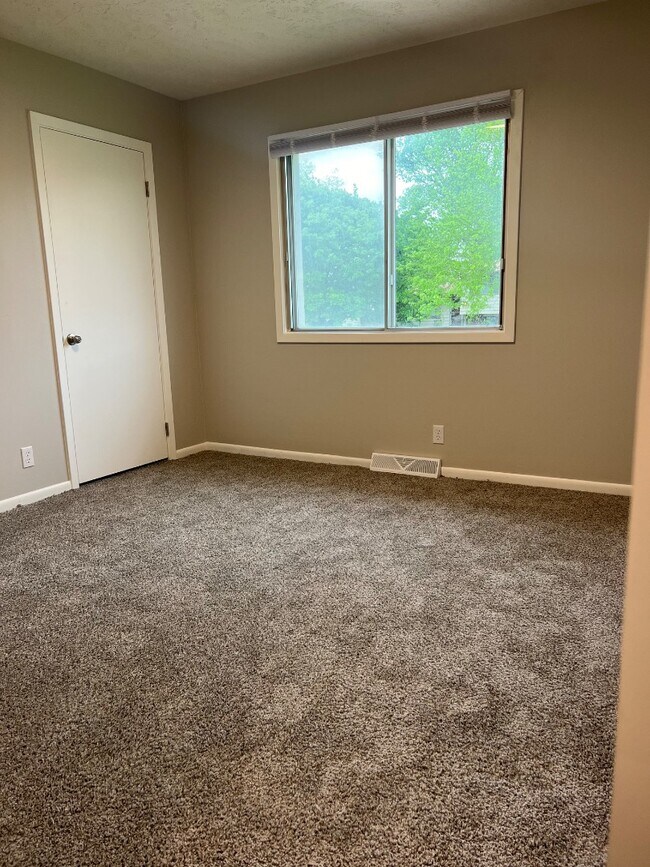 Building Photo - 11226 Roxbury Dr