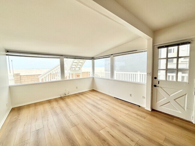 Building Photo - 4027-4029 Ocean Dr