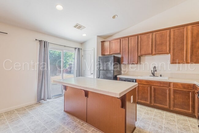Building Photo - 4 Bedroom/2 Bath Home in Desired Southwest...