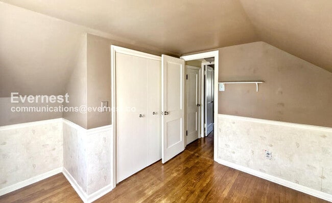 Building Photo - 887 W 10th Ave