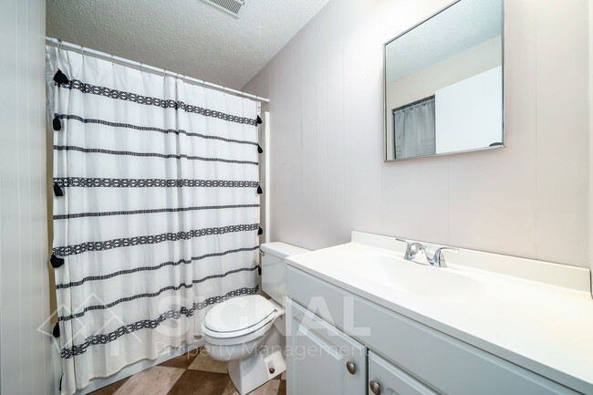 Building Photo - 5040 Oak Leaf Cir