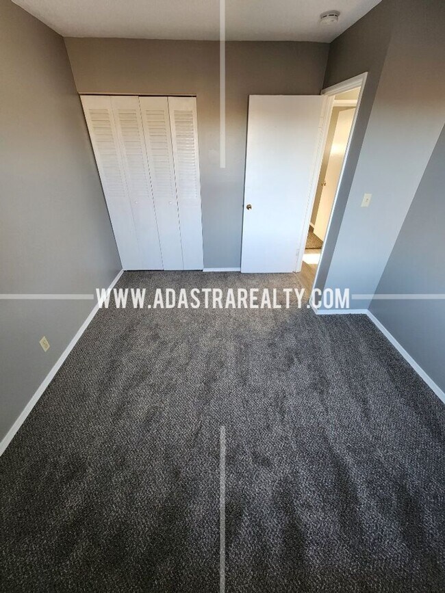 Building Photo - Awesome 2 Bedroom Duplex in Overland Park-Available in APRIL!!