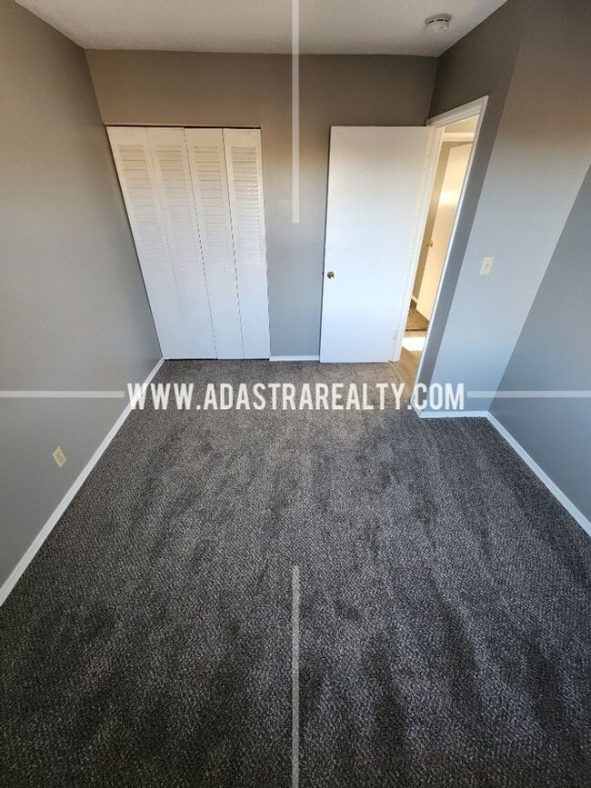 Building Photo - Awesome 2 Bedroom Duplex in Overland Park-Coming SOON!!