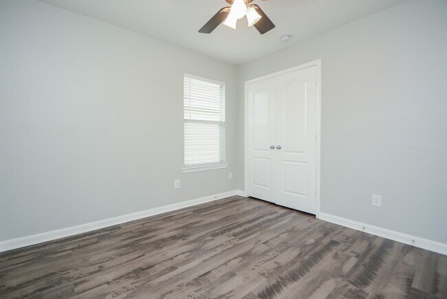 Building Photo - 16102 Limestone Lake Dr