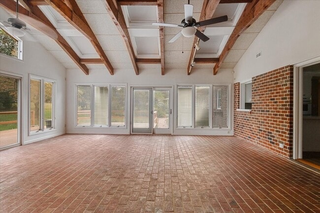 Building Photo - 204 Lake Cir Dr