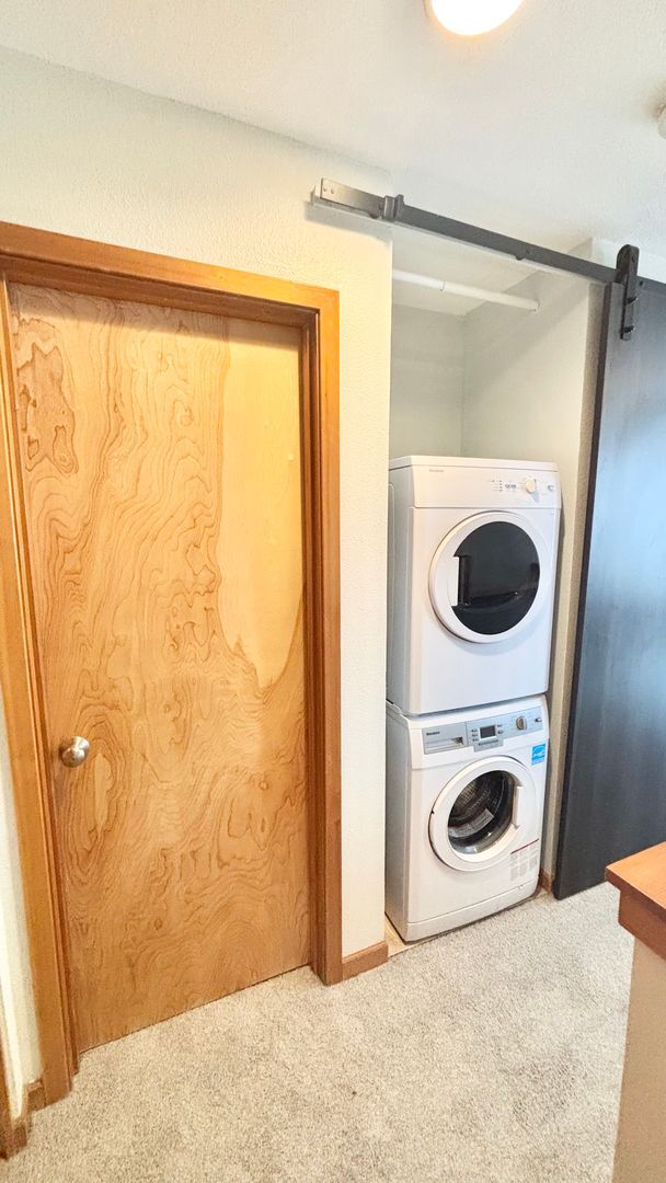 Building Photo - Spacious 2BR/2BA Condo – 1,086 SF + Parking + River Views | NW Portland