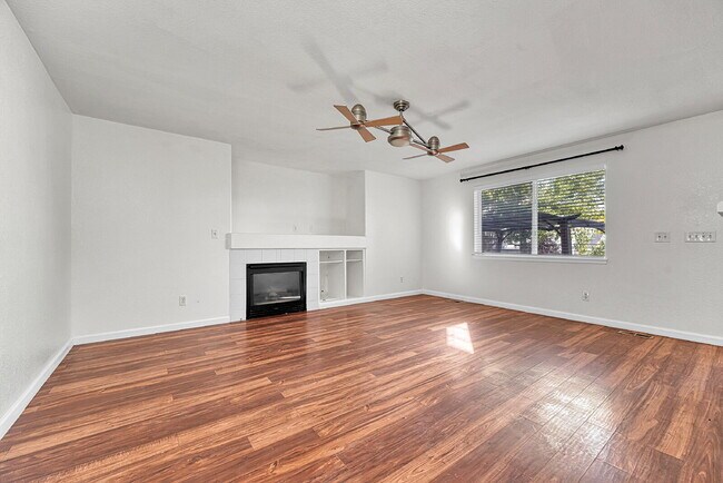 Building Photo - $3,400 - 5 Bed, 3.5 Bath Home in Aurora with in unit Laundry and Fenced in Yard!