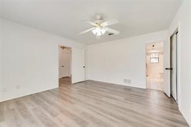 Building Photo - Charming Rowlett Retreat: Updated and Move in Ready