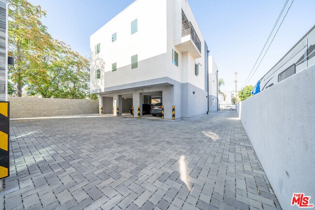 Building Photo - 11318 Miranda St