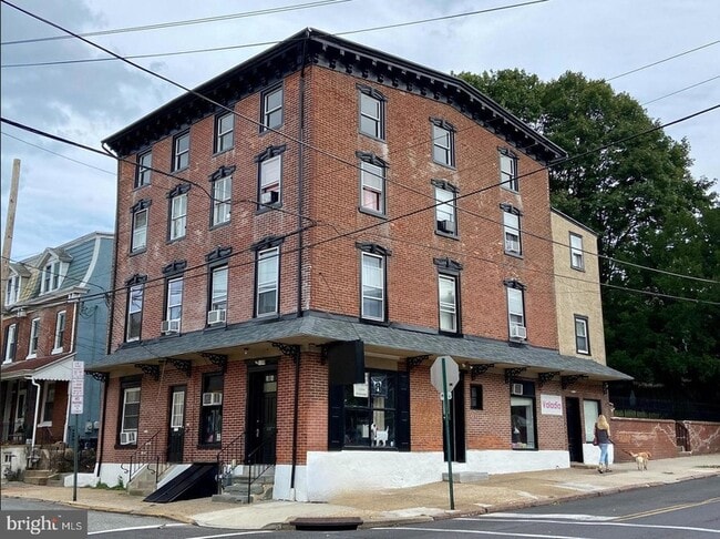 Building Photo - 264 Walnut St