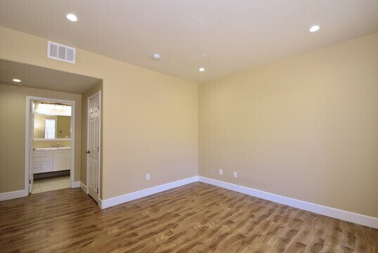 Building Photo - 1Attached Car Garage | 2Bed | 2Bath