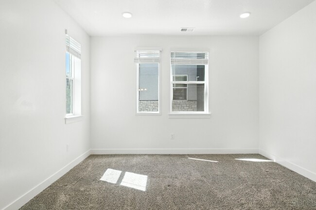 Building Photo - 470 W 15 S