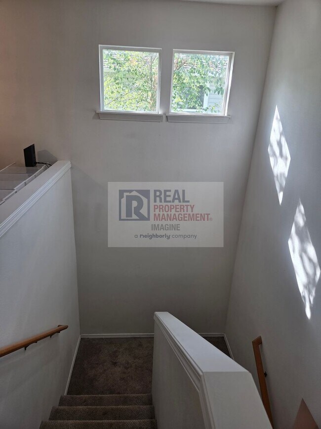 Building Photo - Check Out This Adorable 2.0 bedroom, 2.5 b...