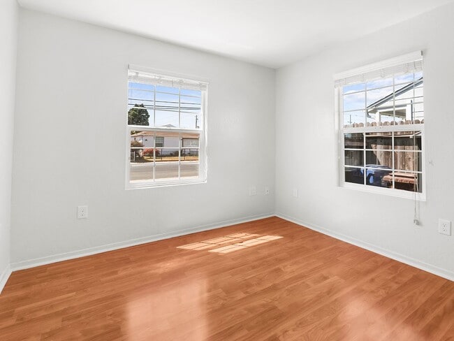 Building Photo - Duplex Living