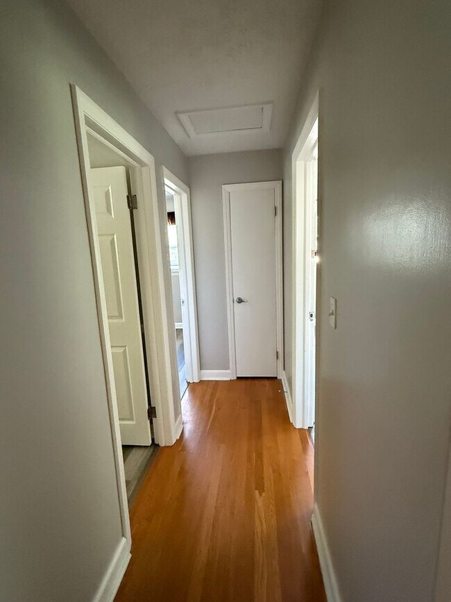 Building Photo - Spacious 4BR/2BA Tri-Level Home in Histori...