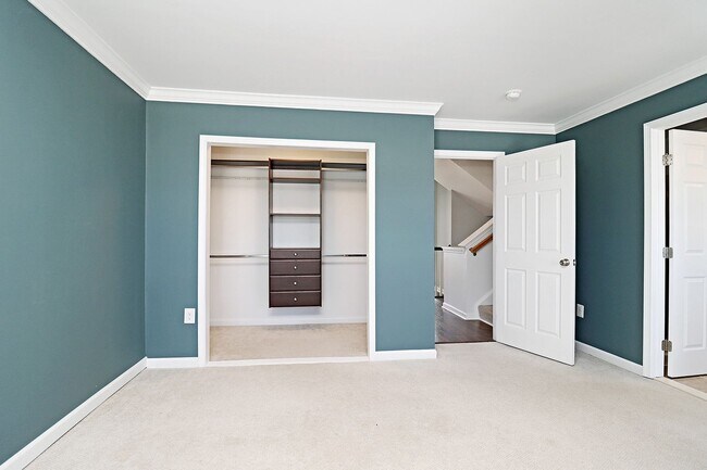 Building Photo - Spacious Pantops Townhome – Convenient, Pet-Friendly Living