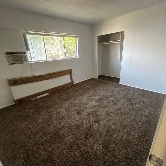 Building Photo - FOR RENT / DUPLEX $1800