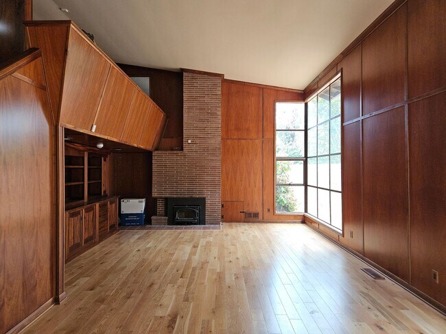 Building Photo - Stunning 5 Bed 3 Bath Naglee Park Home Wit...