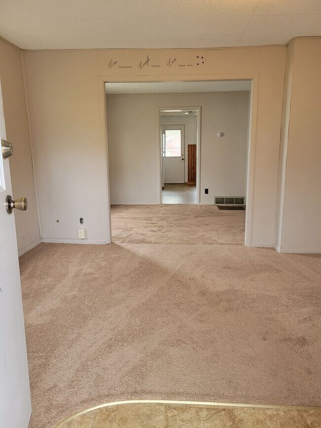 Building Photo - 2 Bedroom Duplex