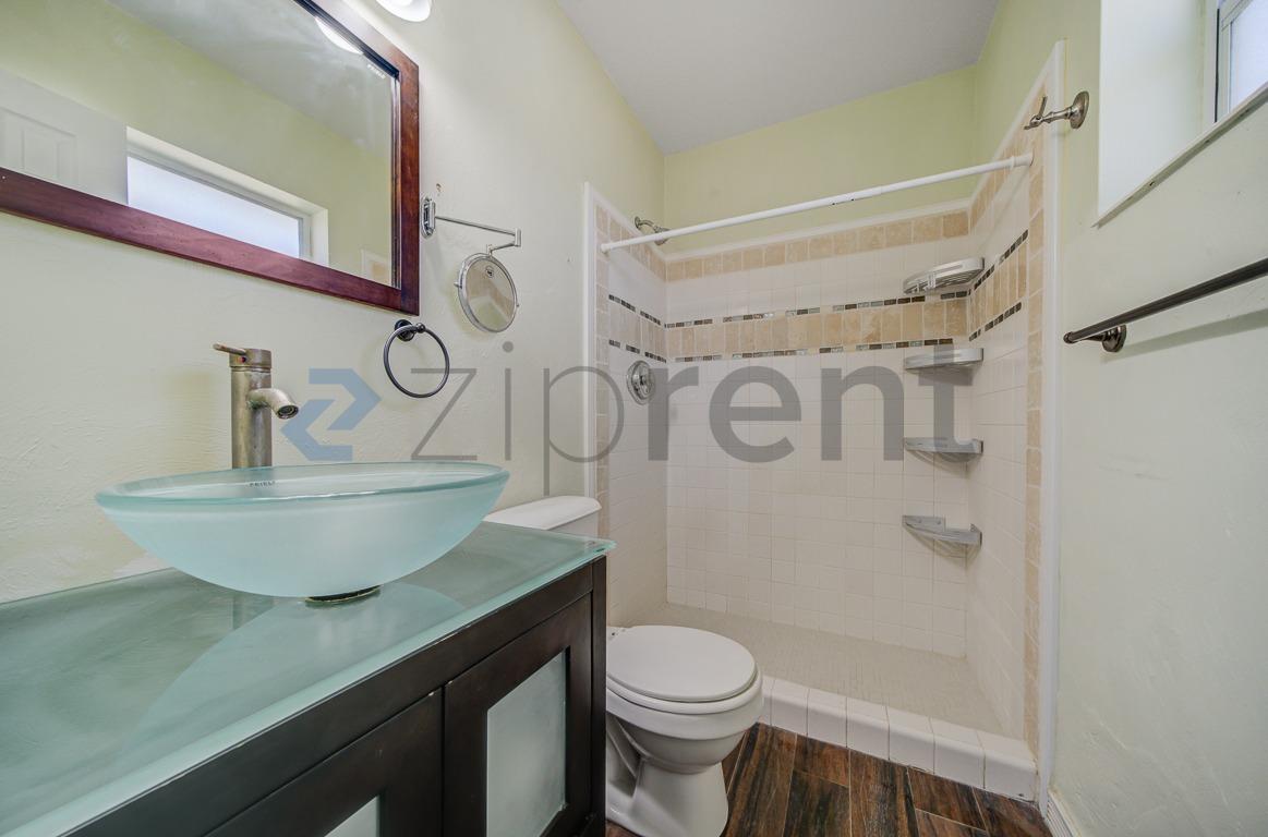 Building Photo - 2540 Sistina St