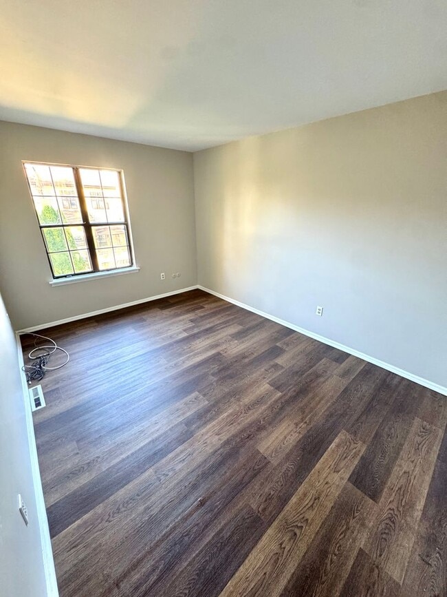 Building Photo - THREE BEDROOM TOWNHOME-PARKLAND SCHOOLS!