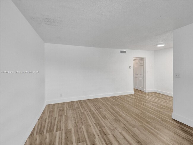 Building Photo - 114 SE 8th St