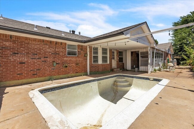 Building Photo - 3600 Sunvalley Dr