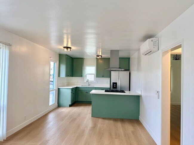Interior Photo - 231 REDONDO AVE