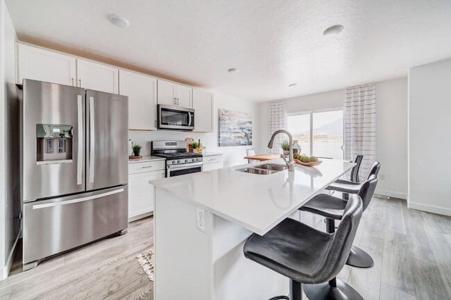 Building Photo - Like new Long Valley Townhome!