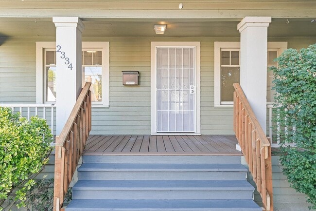 Building Photo - Cute 3-bdrm/2-bath vintage home—Nice fence...