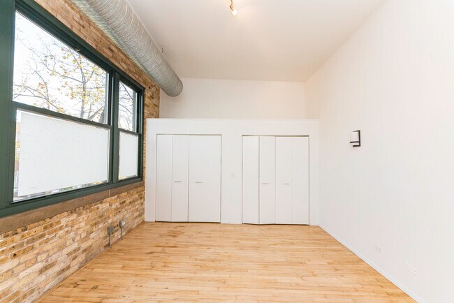 Building Photo - 932 W Wrightwood Ave