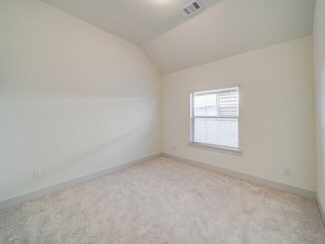 Building Photo - 3401 Riverlawn Dr