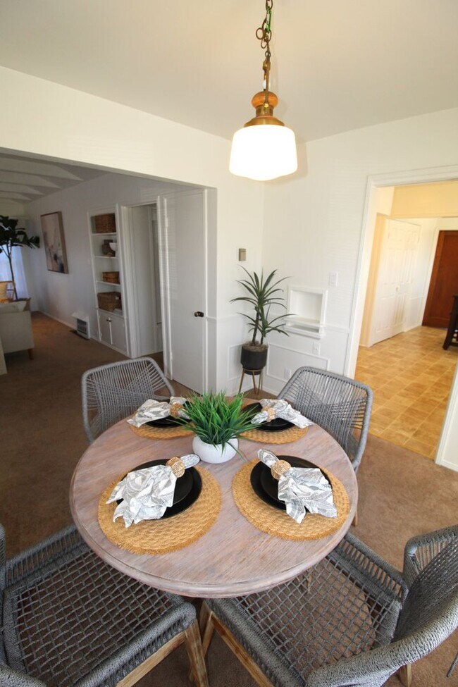 Building Photo - Charming Midtown Ventura Home- 3 Bedroom + 1.75 Bath