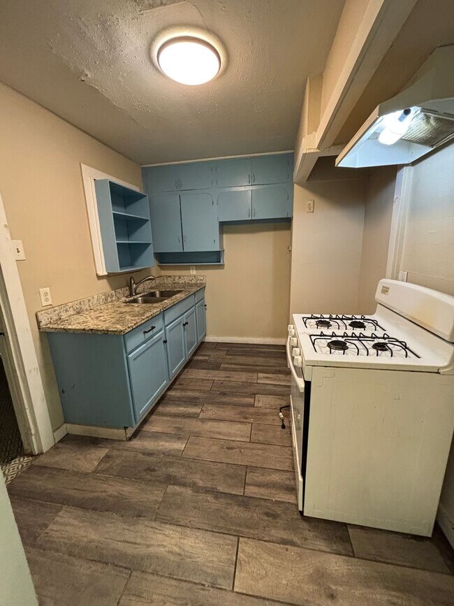 Building Photo - Beautifully Remodeled 2 Bedroom Home