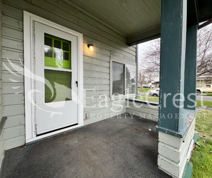 Building Photo - Comfortable 5 Bedroom Home with Modern Touches, Large Bedrooms & Front Porch