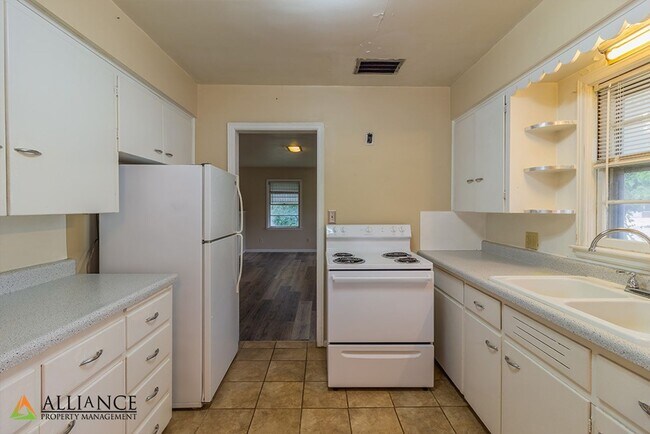 Building Photo - 1845 College Heights Rd