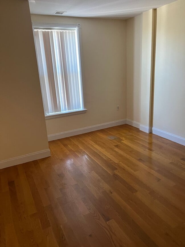 Building Photo - 2BR 1Bth unit. Great location! Must see!