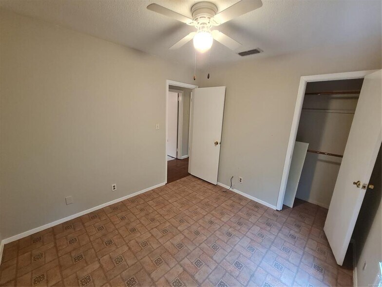 Building Photo - 516 Lawndale Ln