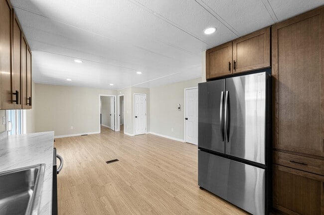 Building Photo - 34830 Lyn Ave