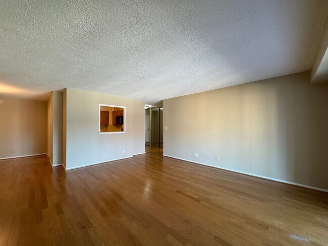 Building Photo - Luxurious Double Suite Condo With 2 Full Baths and Sunroom In Desired Belvedere Condominiums