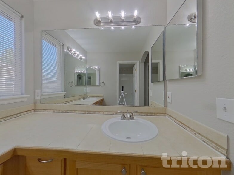 Building Photo - 301 Kingbird Cir