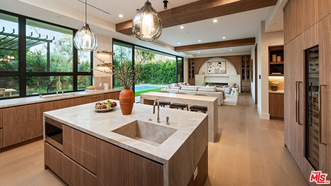 Building Photo - 565 Toyopa Dr