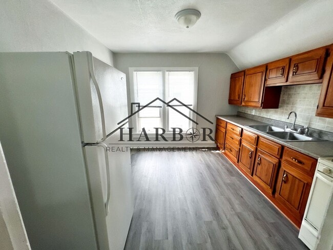 Building Photo - Large Renovated Studio! - SPECIAL! 1 Month Free