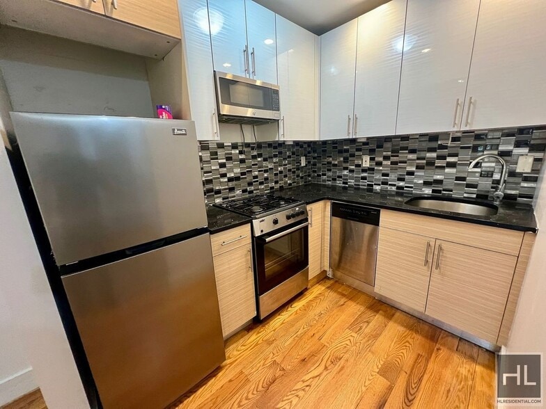 Building Photo - 2BR 1BA w/ Balcony & In Unit Laundry In Bushwick