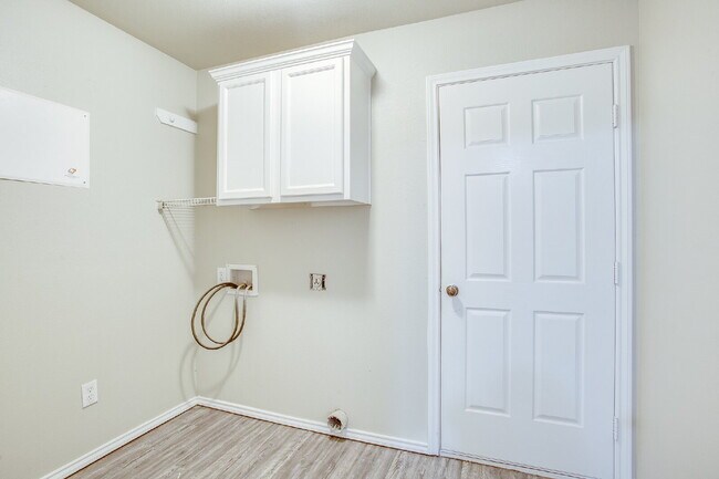 Building Photo - Large 3/2/2 in South Lubbock!