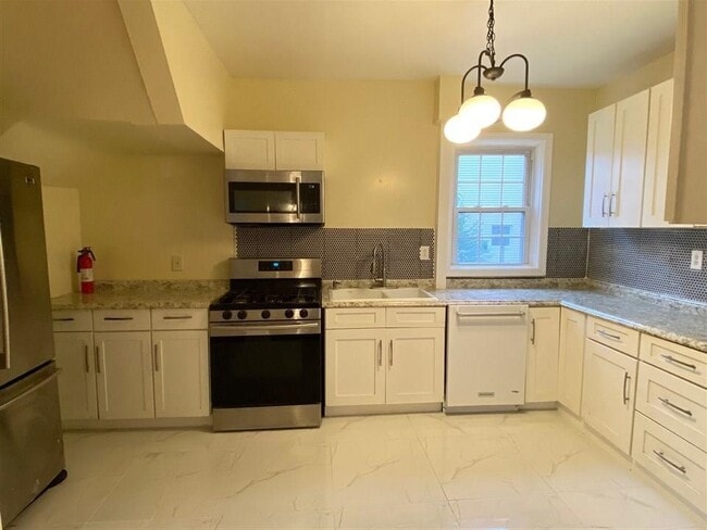 Building Photo - 13 Baldwin Ave