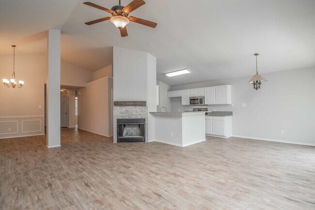 Building Photo - 437 Hillside Dr