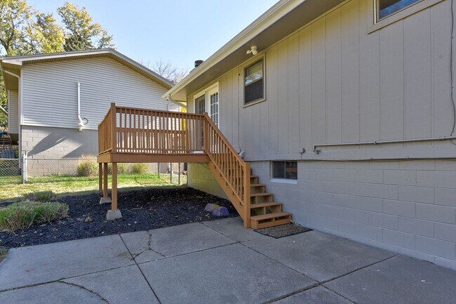 Building Photo - Large home in quiet neighborhood