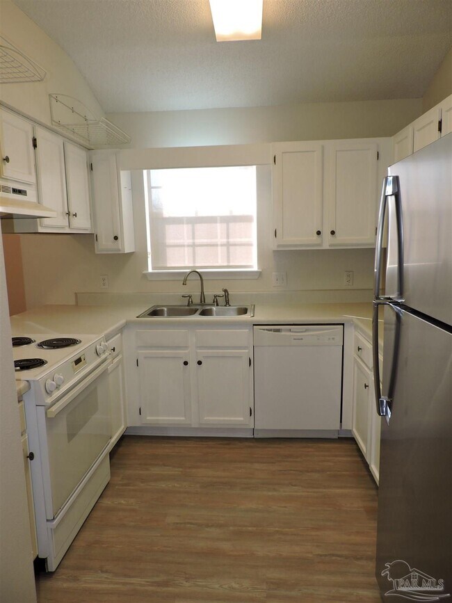 Building Photo - 1160 Sweetbriar St